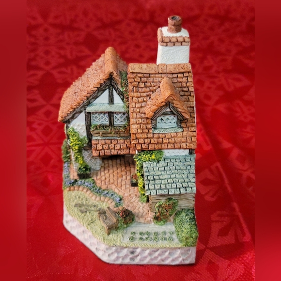 Gardener's Cottage by David Winter, No Box. - Picture 2 of 8